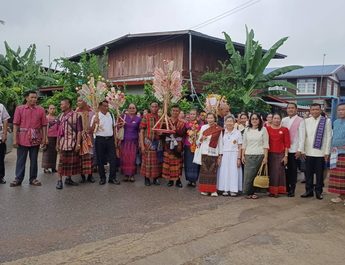 มหาสารคาม พุทธสานิกชนกว่า 300 คนร่วมประเพณีทอดเทียนช่วงเทศกาลเข้าพรรษาประจำปี 2569 ณ วัดศรีสง่าบ้านขี