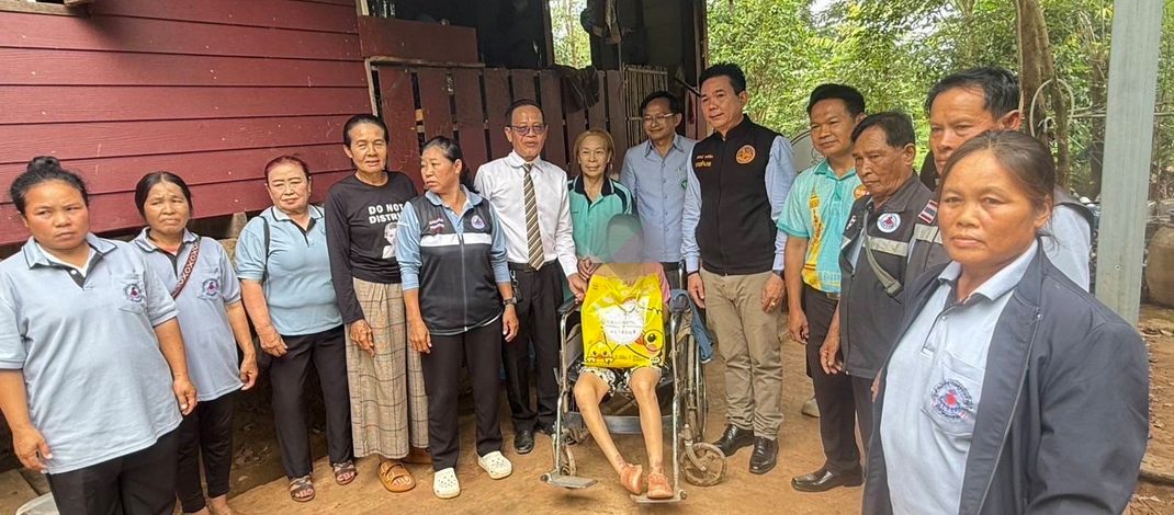 นายอำเภอโพนสวรรค์นำทีมลงพื้นที่เยี่ยมผู้มีภาวะพึ่งพิง ประสานทีมสุขภาพดูแลต่อเนื่อง–เร่งซ่อมบ้านให้ปลอดภัย