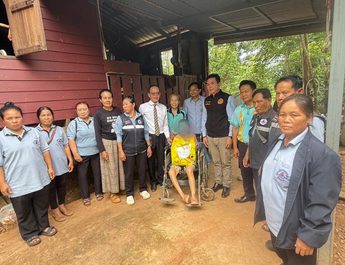 นายอำเภอโพนสวรรค์นำทีมลงพื้นที่เยี่ยมผู้มีภาวะพึ่งพิง ประสานทีมสุขภาพดูแลต่อเนื่อง–เร่งซ่อมบ้านให้ปลอดภัย