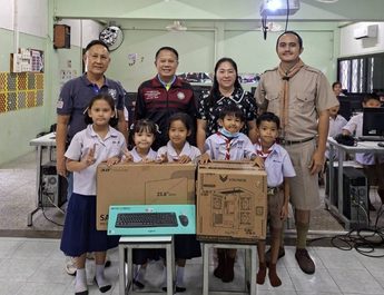 กาญจนบุรี : ประธานชมรมศิษย์เก่า ครู ผู้ปกครอง ร.ร.วัดศรีโลหะราษฎร์บำรุง มอบทุนการศึกษา