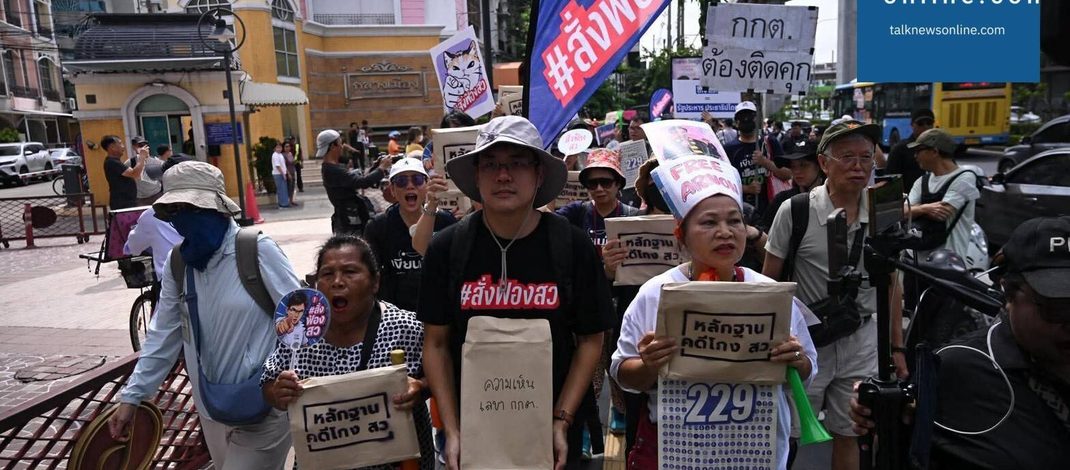 พลังมวลชนตบเท้าสมทบ “เท้ง ณัฐพงษ์” เดินเท้า 11 กม. ถึงหน้าหอศิลป์ เคาะนับถอยหลังกดดัน กกต. ฟ้อง 229 สว. ฮั้วเลือกตั้ง