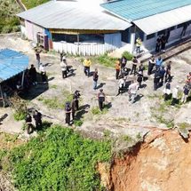 ทสจ.น่าน ผนึกกำลังผู้เชี่ยวชาญธรณีวิทยา–ชลประทาน ตรวจสอบดินทรุดและรอยแยกโรงเรียนบ้านดอยติ้ว พบการเคลื่อนตัวขยายต่อเนื่องจาก 2 เมตรเป็น 100 เมตร เร่งประเมินความเสี่ยง พร้อมเตรียมแผนอพยพรับมือสถานการณ์