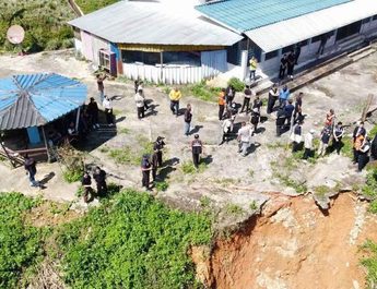 ทสจ.น่าน ผนึกกำลังผู้เชี่ยวชาญธรณีวิทยา–ชลประทาน ตรวจสอบดินทรุดและรอยแยกโรงเรียนบ้านดอยติ้ว พบการเคลื่อนตัวขยายต่อเนื่องจาก 2 เมตรเป็น 100 เมตร เร่งประเมินความเสี่ยง พร้อมเตรียมแผนอพยพรับมือสถานการณ์