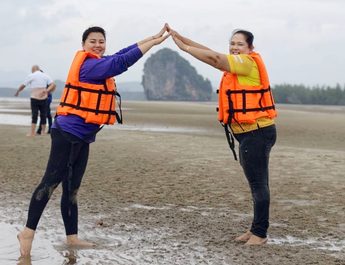 กำนันตำบลบางเตยชวนไปเที่ยวพังงา ชม “ปูมดแดงล้านตัว” โผล่เต็มผืนทราย พร้อมทะเลแหวกเกาะตั้งเลน สัมผัสธรรมชาติอ่าวพังงา