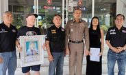 แม่สุดทนอุ้มรูปลูกนักฟุตบอลทีมดังพัทยาร้องผู้การฯ กับสามีชาวสวีเดน หลังถูกกระบะชาวจีนถอยชนดับ หมายจับออกนาน 7 เดือน เงียบไร้วี่แวว ใช้ชีวิตปกติ ทั้งที่ ครอบครัวควัก 1.2 ล้านรักษา ซ้ำเอกสารเบิกไม่ได้ อ้างขาดลายเซ็นคู่กรณี