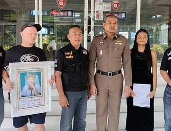 แม่สุดทนอุ้มรูปลูกนักฟุตบอลทีมดังพัทยาร้องผู้การฯ กับสามีชาวสวีเดน หลังถูกกระบะชาวจีนถอยชนดับ หมายจับออกนาน 7 เดือน เงียบไร้วี่แวว ใช้ชีวิตปกติ ทั้งที่ ครอบครัวควัก 1.2 ล้านรักษา ซ้ำเอกสารเบิกไม่ได้ อ้างขาดลายเซ็นคู่กรณี