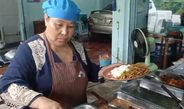 สกลนคร ร้านข้าวแกงซาวบาท เปิดขายตั้งแต่ตี 5 ถึงเที่ยงวัน จำหน่ายข้าวราดแกงเพียง 20 บาท