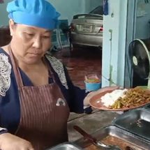 สกลนคร ร้านข้าวแกงซาวบาท เปิดขายตั้งแต่ตี 5 ถึงเที่ยงวัน จำหน่ายข้าวราดแกงเพียง 20 บาท