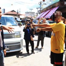 กาญจนบุรี ระทึก! หญิงวัย 50 เสียชีวิตในห้องเช่ากลางตลาด ตำรวจรวบชายวัย 47 เร่งสอบปมเหตุ