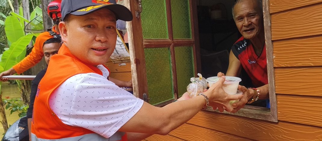 พังงา – รองผู้ว่าฯ พังงา นำทีมเร่งช่วยเหลือน้ำท่วมตะกั่วป่า หลังฝนตกหนักต่อเนื่อง มวลน้ำจากกะปงและเทือกเขาสกไหลลงแม่น้ำตะกั่วป่า เอ่อล้นเข้าท่วมหลายตำบล เร่งเคลื่อนย้ายผู้ป่วย-ผู้สูงอายุออกจากบ้าน พร้อมส่งอาหารและถุงยังชีพช่วยเหลือผู้ประสบภัย