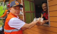 พังงา – รองผู้ว่าฯ พังงา นำทีมเร่งช่วยเหลือน้ำท่วมตะกั่วป่า หลังฝนตกหนักต่อเนื่อง มวลน้ำจากกะปงและเทือกเขาสกไหลลงแม่น้ำตะกั่วป่า เอ่อล้นเข้าท่วมหลายตำบล เร่งเคลื่อนย้ายผู้ป่วย-ผู้สูงอายุออกจากบ้าน พร้อมส่งอาหารและถุงยังชีพช่วยเหลือผู้ประสบภัย