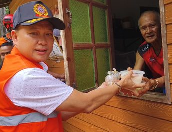 พังงา – รองผู้ว่าฯ พังงา นำทีมเร่งช่วยเหลือน้ำท่วมตะกั่วป่า หลังฝนตกหนักต่อเนื่อง มวลน้ำจากกะปงและเทือกเขาสกไหลลงแม่น้ำตะกั่วป่า เอ่อล้นเข้าท่วมหลายตำบล เร่งเคลื่อนย้ายผู้ป่วย-ผู้สูงอายุออกจากบ้าน พร้อมส่งอาหารและถุงยังชีพช่วยเหลือผู้ประสบภัย