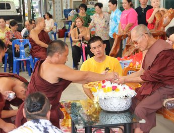 สระบุรี – คณะสงฆ์ และศิษยานุศิษย์ วัดถ้ำกระบอก แสดงมุทิตาจิต คารวะ พระอาจารย์ บุญส่ง ฐานจาโร ประธานมูลนิธิและประธานคณะสงฆ์ วัดถ้ำกระบอก อายุครบ 80 ปี พรรษาที่ 60