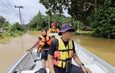 พังงา -ภาพมุมสูง คืบหน้าสถานการณ์น้ำท่วมชาวบ้านในพื้นที่ตำบลโคกเคียนยังต้องใช้เรือในการเข้า ออกหมู่บ้านแม้ว่าบางพื้นที่ระดับน้ำเริ่มลดลงต้องเก็บสิ่งของไว้ที่สูง ด้านเจ้าหน้าที่เร่งทำถุงยังชีพช่วยเหลือชาวบ้าน