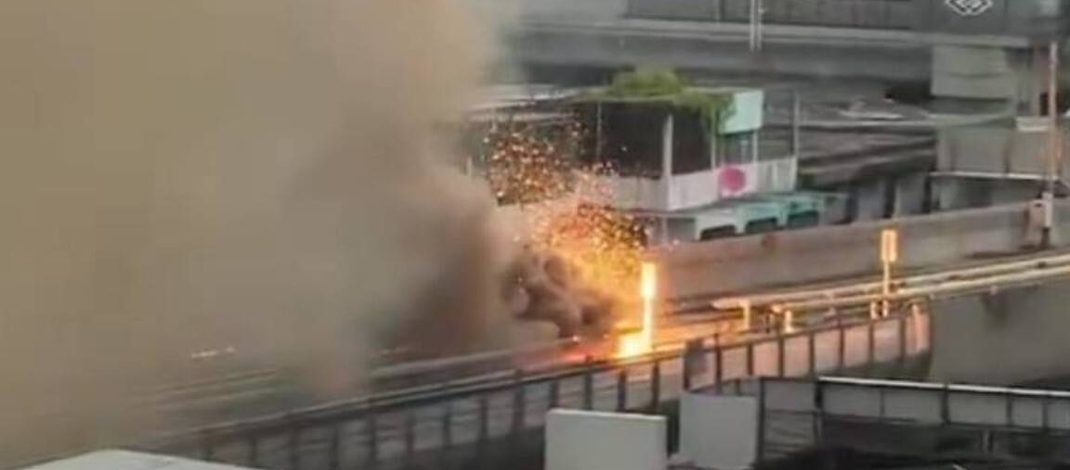 ด่วน! ไฟฟ้าลัดวงจรรางรถไฟฟ้าเตาปูน แสงเพลิงพุ่งกลางสถานี เจ้าหน้าที่กู้ภัยเร่งรุดคุมสถานการณ์ สถานีประกาศงดบริการชั่วคราว