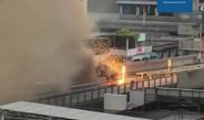 ด่วน! ไฟฟ้าลัดวงจรรางรถไฟฟ้าเตาปูน แสงเพลิงพุ่งกลางสถานี เจ้าหน้าที่กู้ภัยเร่งรุดคุมสถานการณ์ สถานีประกาศงดบริการชั่วคราว