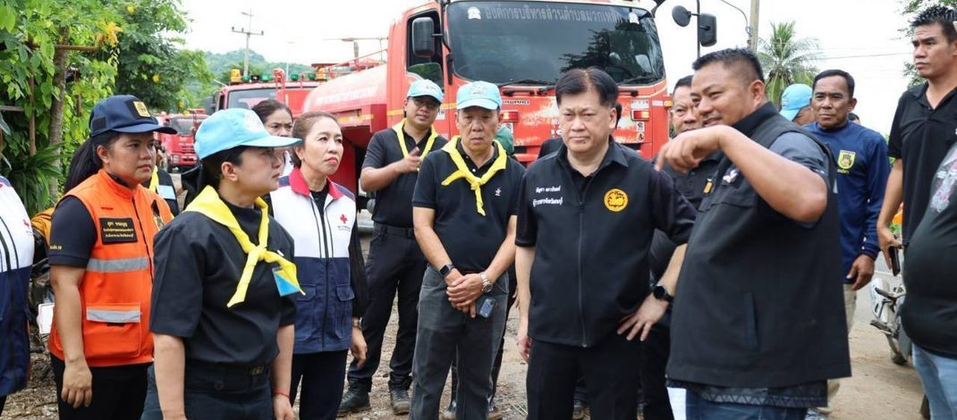 สระบุรีผู้ว่าสระบุรีนำทีมจิตอาสาช่วยเหลือประชาชนหลังน้ำลด
