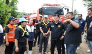 สระบุรีผู้ว่าสระบุรีนำทีมจิตอาสาช่วยเหลือประชาชนหลังน้ำลด