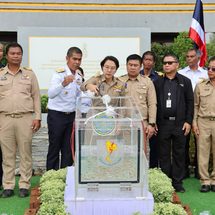 กาญจนบุรี : ผวจ.นำทุกภาคส่วนร่วมพิธีปล่อยพันธุ์สัตว์น้ำออนไลน์ ณ เขื่อนวชิราลงกรณ ในโอกาส 100 ปี กรมประมง เชื่อมสัญญาณร่วมกับส่วนกลาง
