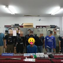 ตำรวจบ้านหลวงผนึกกำลังฝ่ายปกครอง บุกจับหนุ่มใหญ่คาบ้าน พบยาบ้า 77 เม็ด พร้อมปืนยาว 2 กระบอก และกระสุนเบอร์ 12 กว่า 184 นัด