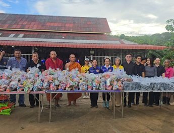 หลวงพ่อ อุ่นใจ เกจิดังแห่งประตูอิสาน นำถุงยังชีพ ข้าวปลาอาหารแห้งช่วยผู้ประสบภัยน้ำหล่า บ้านท่าเสา มวกเหล็ก