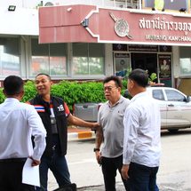กาญจนบุรี – รพี ชำนาญเรือ พาเจ้าของรีสอร์ตเข้าพบพนักงานสอบสวน หลังเกิดข้อพิพาทกับผู้เช่าบ้านพักริมแม่น้ำแควใหญ่ ปมค่าเช่าค้างและทรัพย์สินได้รับความเสียหาย เบื้องต้นคู่กรณีเจรจาไกล่เกลี่ย โดยฝ่ายผู้เช่ารับว่าจะชดใช้ค่าเสียหายภายในวันที่ 28 ก.ย. 2569