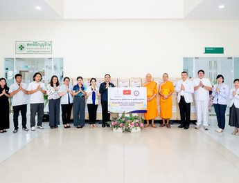 วัดพระธรรมกาย–มูลนิธิธรรมกาย–มูลนิธิธรรมรักษา ส่งมอบยาเพื่อสาธารณสงเคราะห์แก่ สสจ.ปทุมธานี และโรงพยาบาลในสังกัด 8 แห่ง