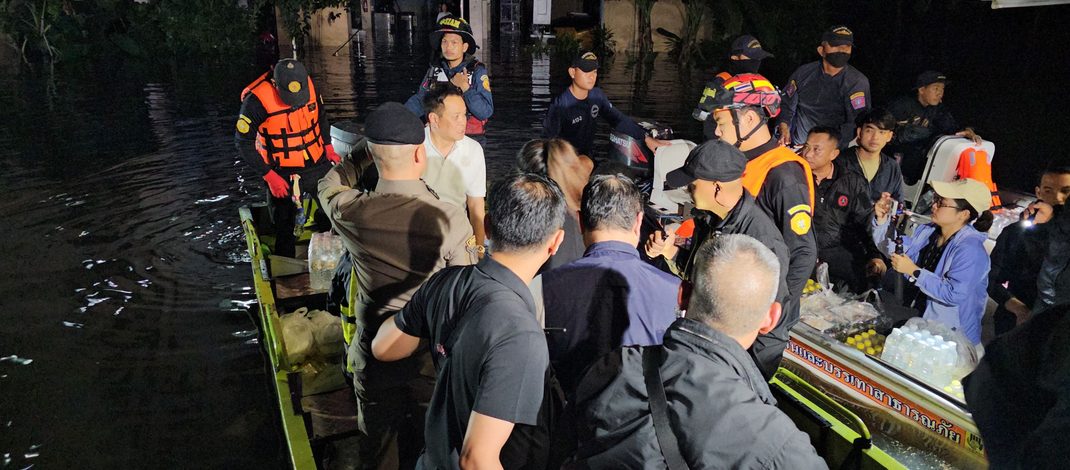 นายกฯ “อนุทิน” ลงเรือแจกอาหาร น้ำท่วมแฟลตการเคหะคลองจั่น