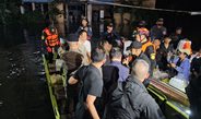 นายกฯ “อนุทิน” ลงเรือแจกอาหาร น้ำท่วมแฟลตการเคหะคลองจั่น