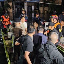 นายกฯ “อนุทิน” ลงเรือแจกอาหาร น้ำท่วมแฟลตการเคหะคลองจั่น