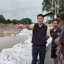 ปทุมธานี ชาวบ้านคลองห้าและพื้นที่ใกล้เคียงหวั่นน้ำท่วมซ้ำปี 54 หลังน้ำคลองระพีพัฒน์ทะลักท่วมถนน อบต.คลองห้าเร่งวางบิ๊กแบ็ก 300 ใบ ทำแนวกั้นน้ำด่วน