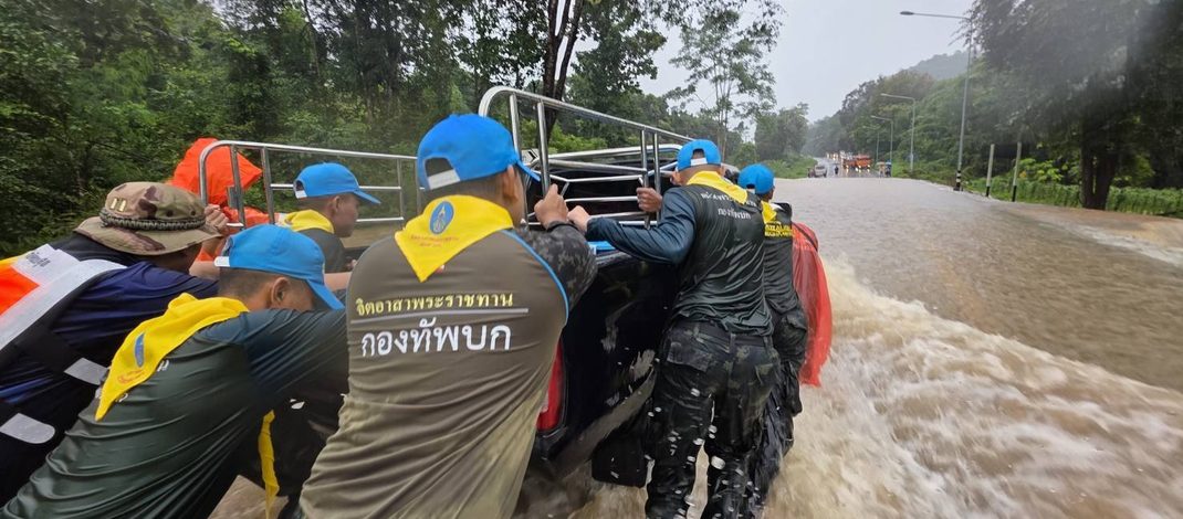 กาญจนบุรี : ทหาร พล.ร.9 (ร.29) ลงพื้นที่ช่วยเหลือผู้ประสบเหตุอุทกภัยในพื้นที่กาญจนบุรี และสุพรรณบุรี พร้อมทั้งจัดกำลังเพิ่มเติมเตรียมพร้อมรับมืออุทกภัยในพื้นที่กรุงเทพ