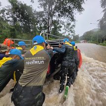 กาญจนบุรี : ทหาร พล.ร.9 (ร.29) ลงพื้นที่ช่วยเหลือผู้ประสบเหตุอุทกภัยในพื้นที่กาญจนบุรี และสุพรรณบุรี พร้อมทั้งจัดกำลังเพิ่มเติมเตรียมพร้อมรับมืออุทกภัยในพื้นที่กรุงเทพ