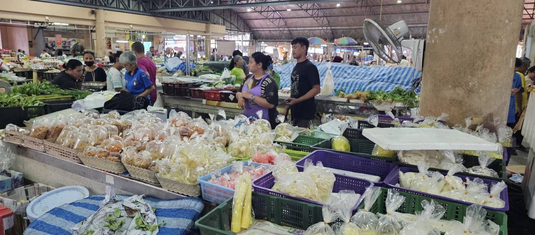 พังงา/พิษน้ำท่วมหลายจังหวัดกระทบตลาดผัก ราคาพุ่งขึ้นต่อเนื่อง บางรายการทะยานกว่าเท่าตัว ขณะที่ต้นทุนขนส่งและราคาหน้าสวนขยับสูงขึ้น ส่งผลบรรยากาศการจับจ่ายภายในตลาดค่อนข้างเงียบเหงา