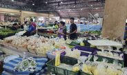 พังงา/พิษน้ำท่วมหลายจังหวัดกระทบตลาดผัก ราคาพุ่งขึ้นต่อเนื่อง บางรายการทะยานกว่าเท่าตัว ขณะที่ต้นทุนขนส่งและราคาหน้าสวนขยับสูงขึ้น ส่งผลบรรยากาศการจับจ่ายภายในตลาดค่อนข้างเงียบเหงา
