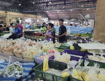 พังงา/พิษน้ำท่วมหลายจังหวัดกระทบตลาดผัก ราคาพุ่งขึ้นต่อเนื่อง บางรายการทะยานกว่าเท่าตัว ขณะที่ต้นทุนขนส่งและราคาหน้าสวนขยับสูงขึ้น ส่งผลบรรยากาศการจับจ่ายภายในตลาดค่อนข้างเงียบเหงา