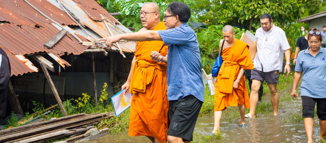 หลวงพี่น้ำฝน นำคณะสงฆ์ลุยน้ำท่วมมอบเตียงผู้ป่วยช่วยครอบครัวพ่อแม่สูงวัย ดูแลลูกชายนอนป่วยติดเตียง