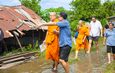 หลวงพี่น้ำฝน นำคณะสงฆ์ลุยน้ำท่วมมอบเตียงผู้ป่วยช่วยครอบครัวพ่อแม่สูงวัย ดูแลลูกชายนอนป่วยติดเตียง