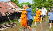 หลวงพี่น้ำฝน นำคณะสงฆ์ลุยน้ำท่วมมอบเตียงผู้ป่วยช่วยครอบครัวพ่อแม่สูงวัย ดูแลลูกชายนอนป่วยติดเตียง