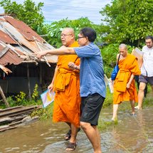 หลวงพี่น้ำฝน นำคณะสงฆ์ลุยน้ำท่วมมอบเตียงผู้ป่วยช่วยครอบครัวพ่อแม่สูงวัย ดูแลลูกชายนอนป่วยติดเตียง