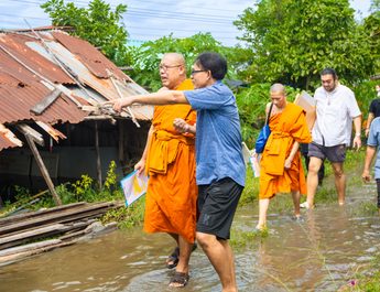 หลวงพี่น้ำฝน นำคณะสงฆ์ลุยน้ำท่วมมอบเตียงผู้ป่วยช่วยครอบครัวพ่อแม่สูงวัย ดูแลลูกชายนอนป่วยติดเตียง