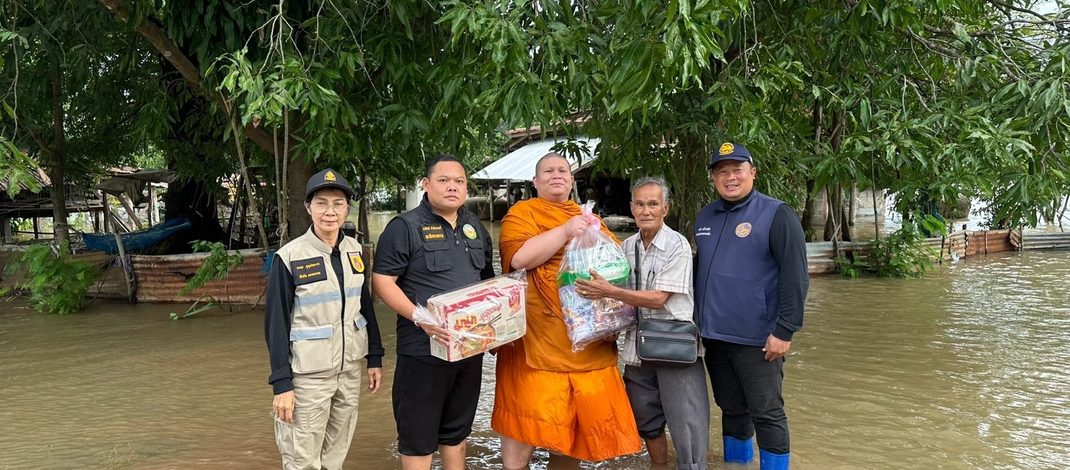 ชัยนาท พระมาโปรดท่านเจ้าคุณลุยน้ำช่วยชาวบ้านด้านเขื่อนเจ้าพระยาชะลอระบายลดผลกระทบพื้นที่เศรษฐกิจ