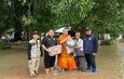 ชัยนาท พระมาโปรดท่านเจ้าคุณลุยน้ำช่วยชาวบ้านด้านเขื่อนเจ้าพระยาชะลอระบายลดผลกระทบพื้นที่เศรษฐกิจ