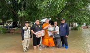 ชัยนาท พระมาโปรดท่านเจ้าคุณลุยน้ำช่วยชาวบ้านด้านเขื่อนเจ้าพระยาชะลอระบายลดผลกระทบพื้นที่เศรษฐกิจ