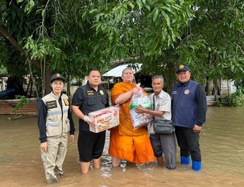 ชัยนาท พระมาโปรดท่านเจ้าคุณลุยน้ำช่วยชาวบ้านด้านเขื่อนเจ้าพระยาชะลอระบายลดผลกระทบพื้นที่เศรษฐกิจ