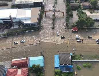 ปราจีนบุรี น้ำยังสูงชาวบ้านร้องขอความช่วยเหลือ