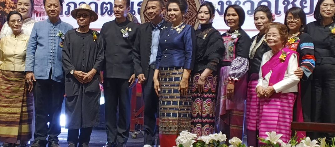 ดร.หยก รับโล่เชิดชูเกียรติคนวัฒนธรรมเชียงใหม่ และเกียรติบัตรแก่ผู้มีคุณูปการต่อสภาวัฒนธรรมจังหวัดเชียงใหม่