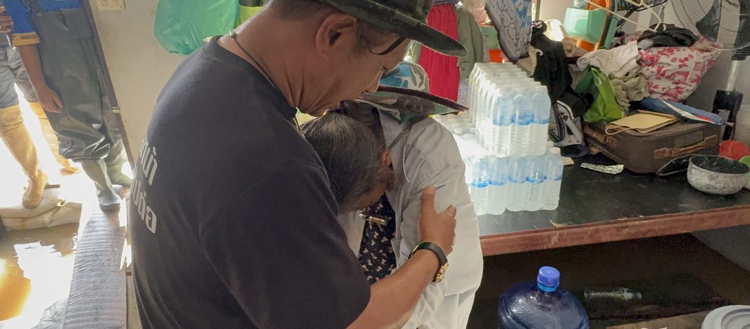 ปทุมธานี น้ำท่วมขัง 3 วัน ลุงตาบอดอยู่ลำพัง ภรรยาต้องออกทำงาน เทศบาลเร่งทำสะพาน-แคร่ที่นอนช่วยเหลือ