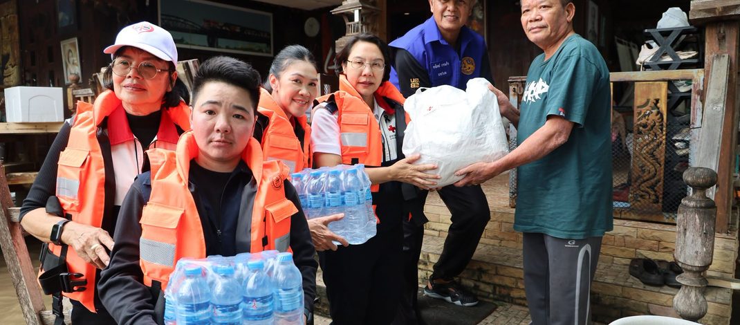 กาญจนบุรี : ผวจ.ลงพื้นที่ตรวจเยี่ยม ให้กำลังใจ พร้อมมอบถุงยังชีพแก่ผู้ประสบอุทกภัย ที่อำเภอบ่อพลอย และอำเภอเมือง ล่าสุดกระชังปลาเกือบ 200 กระชังหลุด
