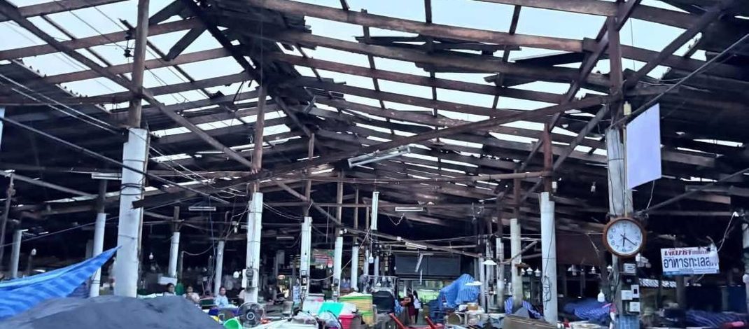 พังงา- ระทึกฝนตกหนักพายุฟัดหลังคาตลาดสดพังเสียหายเจ้าหน้าที่เร่งเข้าช่วยเหลือ